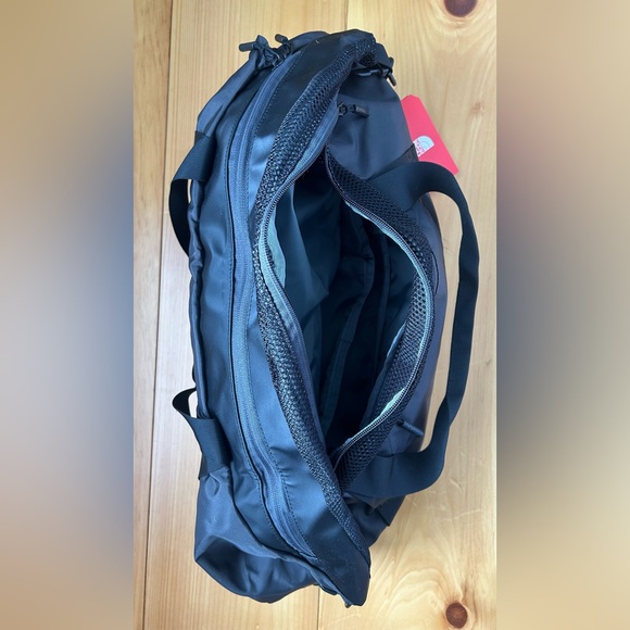 NWT The North Face Apex Gym Duffel Bag Black 31.5L New with Original Hangtag! - Picture 4 of 7